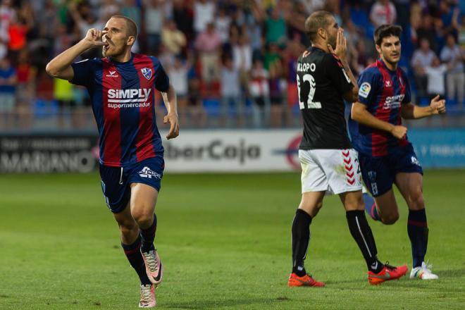 Samu Sáiz celebra un gol con el Huesca.