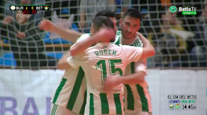 Varios jugadores del Betis Futsal celebran el triunfo.