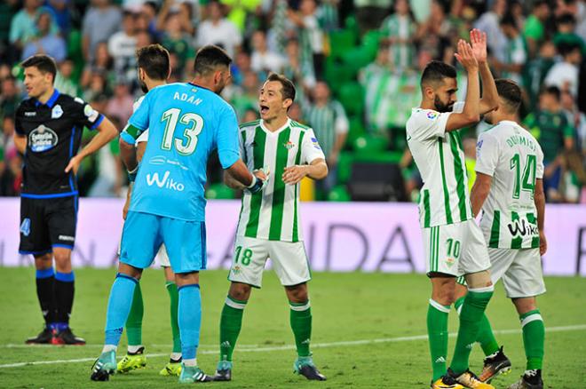 Adán, jaleado por sus compañeros (Foto: Kiko Hurtado).