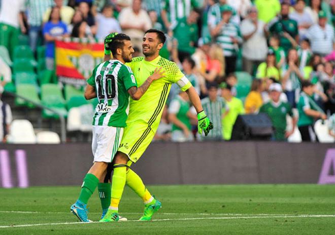 Ceballos y Adán celebran un gol (Foto: Kiko Hurtado).