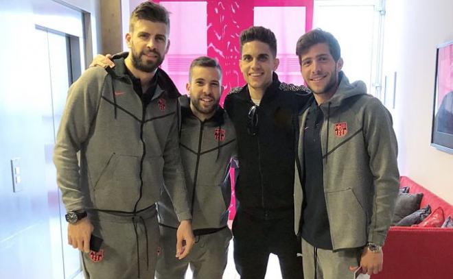 Bartra, con varios jugadores del Barcelona.