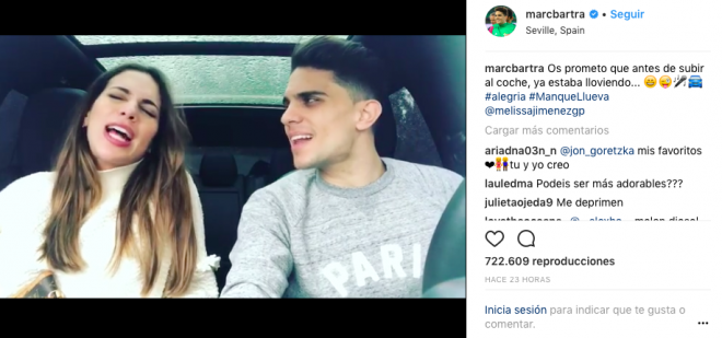 Marc Bartra y su novia, dos cantantes en el coche.