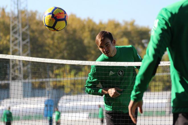 Fabián, durante el entrenamiento (Foto: Real Betis).