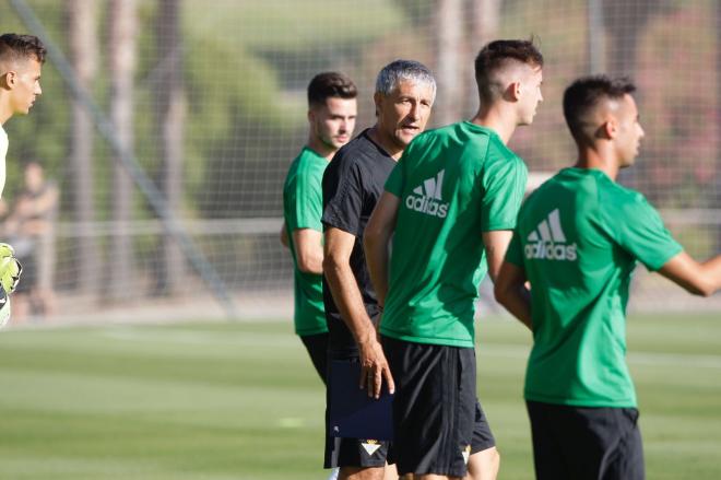 Setién observa en un entrenamiento (Foto: Kiko Hurtado).