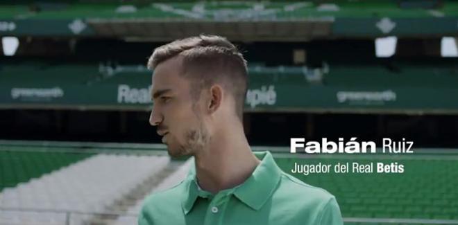 Fabián Ruiz, en un momento del anuncio.