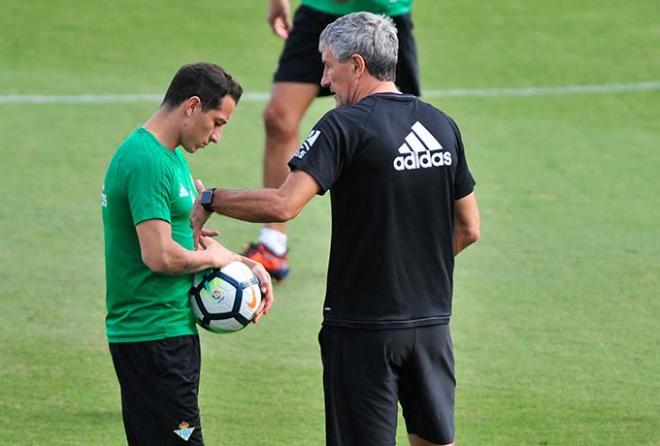 Setién conversa con Guardado en un entrenamiento (Foto: Kiko Hurtado).