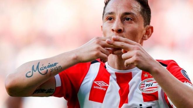 Andrés Guardado celebra un gol con el PSV.