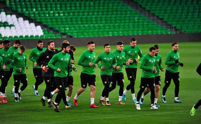 Los jugadores del Betis, con Guardado a la cabeza (foto: Kiko Hurtado).