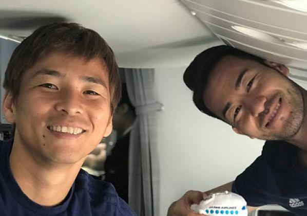 Takashi Inui en el avión de la selección japonesa.