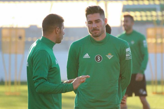 Joaquín conversa con Javi García (Foto: Real Betis).