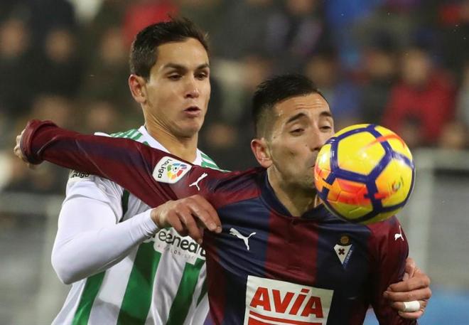 Mandi presiona a Charles en el Éibar-Betis.