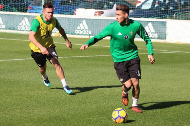 Sanabria, con una tira en su rodilla derecha (Foto: Real Betis).