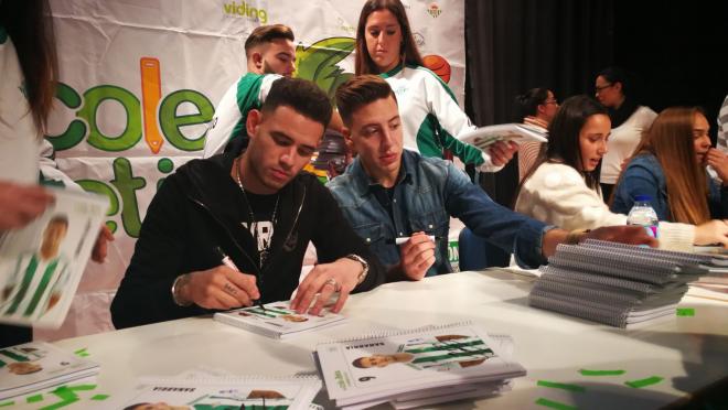 Sanabria, junto a Francis, en la firma de autógrafos (Foto: Kiko Hurtado).