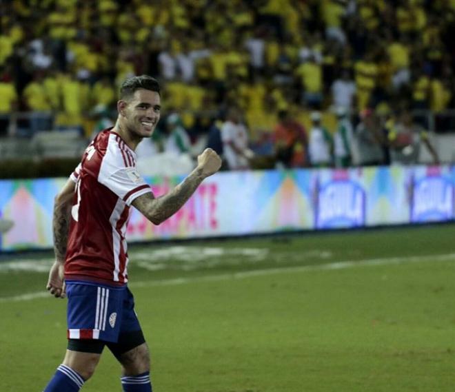 Sanabria, celebrando un gol con Paraguay.