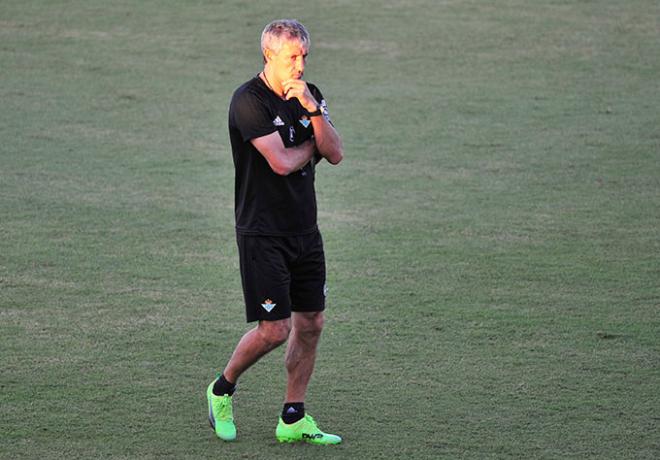 Quique Setién en un entrenamiento (Foto: Kiko Hurtado).