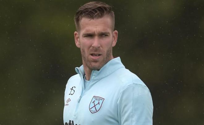 Adrián San Miguel, en un entrenamiento con el West Ham.