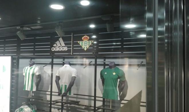 Las nuevas camisetas del Betis, preparadas en la tienda.