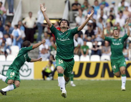 Edu, celebrando un gol en Santander.