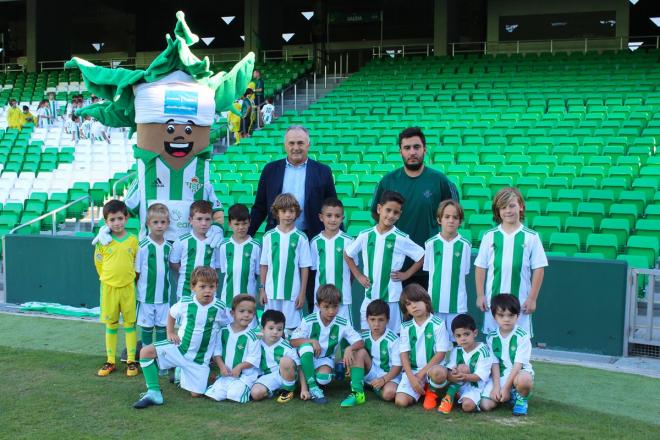 Rafael Gordillo, en la foto oficial con los más pequeños de la Escuela de Fútbol del Betis (foto: RBB).