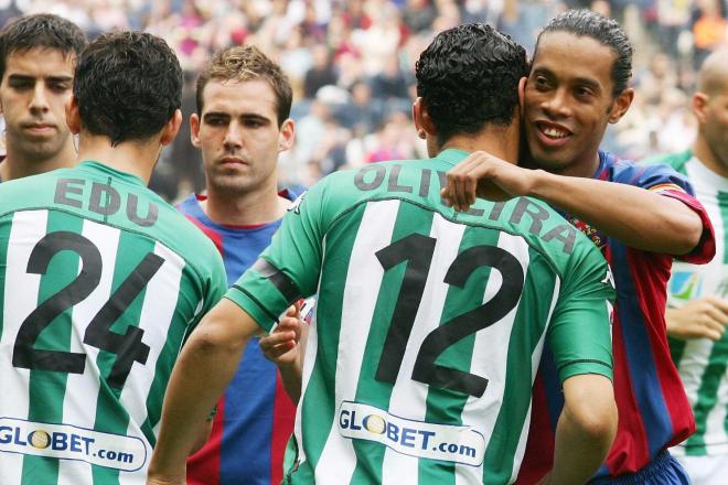 Ronaldinho saluda a Oliveira en un Barcelona-Betis.