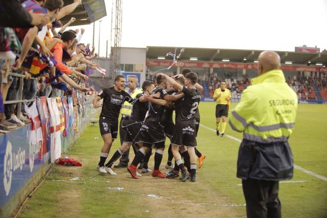 Los jugadores del Huesca celebran uno de los goles en Lugo.