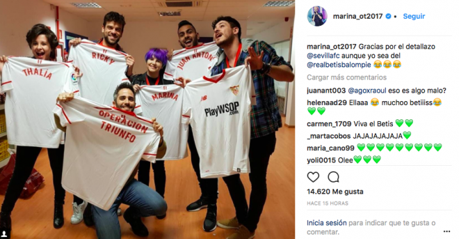 Marina, en el centro, posa con la camiseta del Sevilla.