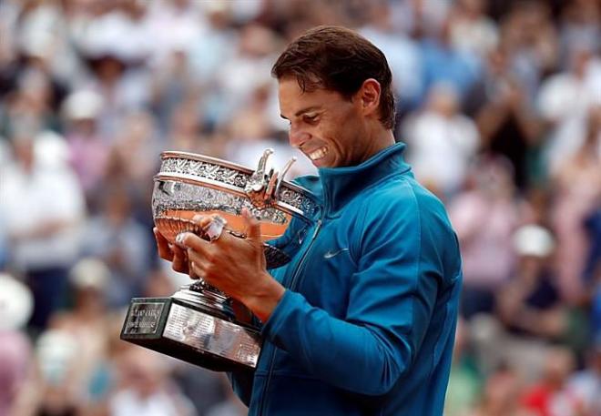 Rafael Nadal, con el trofeo de ganador de Roland Garros.
