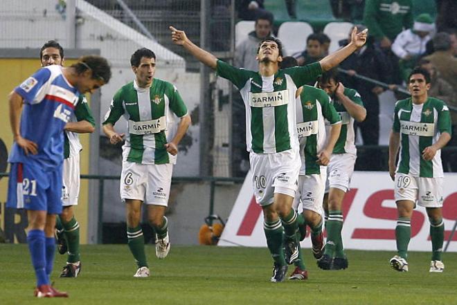 Edu celebra un gol con el Betis.