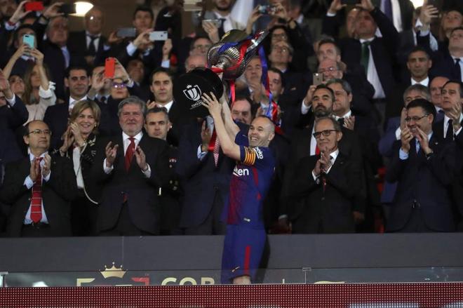 Andrés Iniesta recogió el trofeo como campeón de la Copa del Rey.