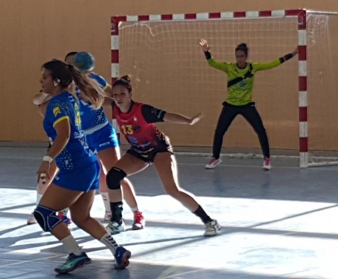 Las chicas de Balonmano Triana logran la victoria ante el Clínicas Rincón Málaga Norte.
