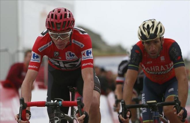 Chris Froome y Vincenzo Nibali atraviesan llegan juntos a la meta de Calar Alto, en la Vuelta (Foto: EFE).