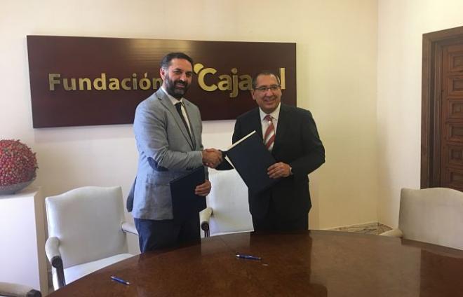 Francisco Javier Fernández y Antonio Pulido, tras firmar el convenio.