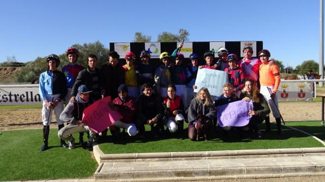 Los jockeys posan tras la jornada en Dos Hermanas del Gran Hipódromo de Andalucía