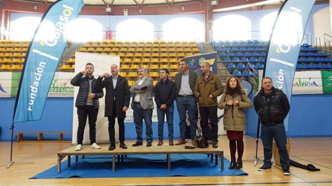 Las autoridades en el polideportivo municipal de Écija.