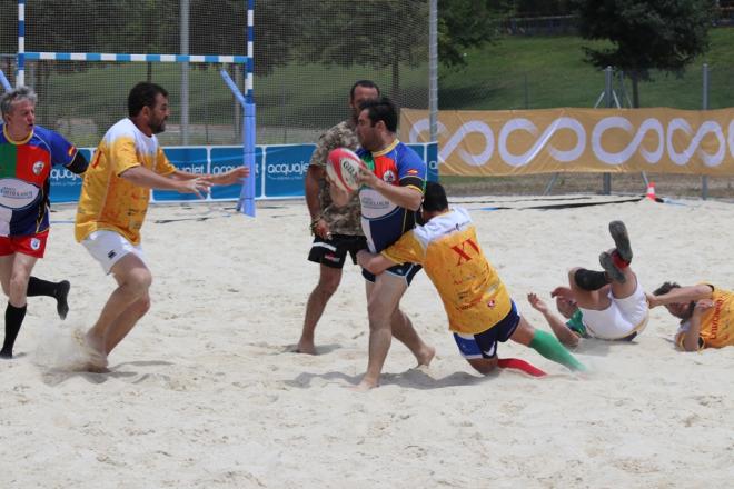 Gran esfuerzo de los participantes en el torneo de rugby playa.