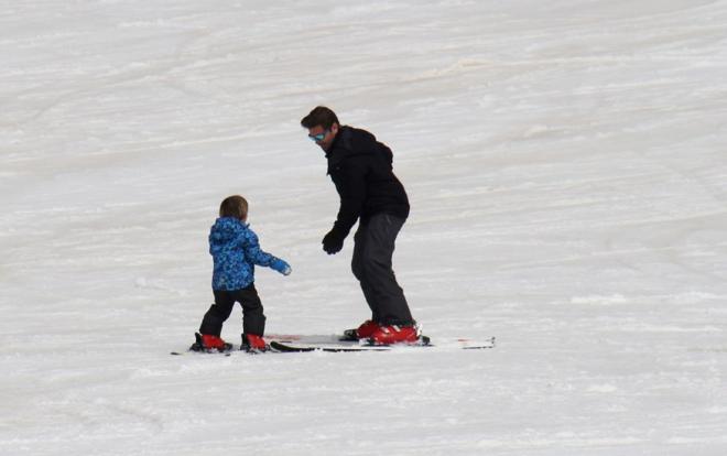 Un niño aprende snow en Sierra Nevada.