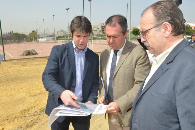 El alcalde Juan Espadad junto a David Guevara.