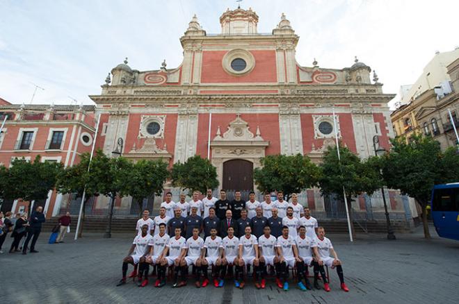 La plantilla del Sevilla (Foto: Kiko Hurtado).