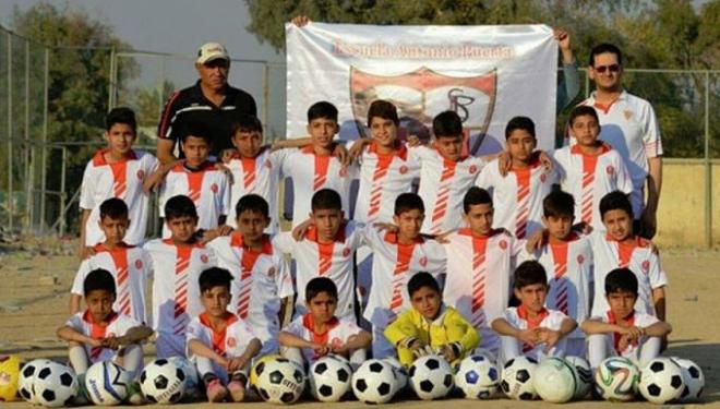 Ahmed con los niños de la Escuela Antonio Puerta de Bagdad (Foto: SevillaFC)