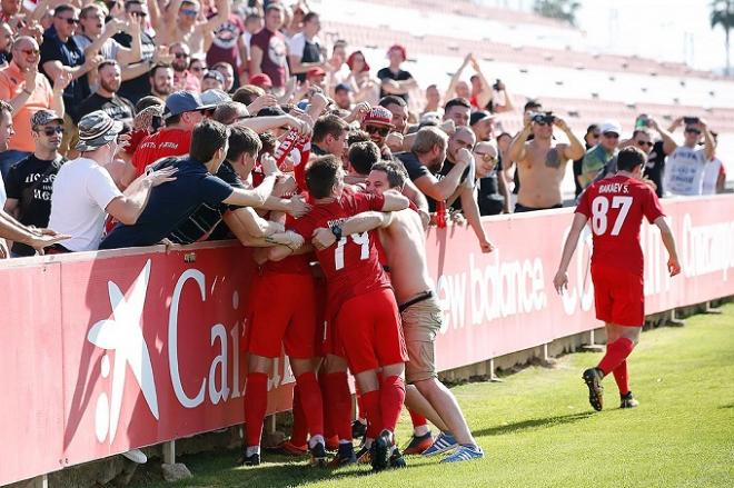 Los juveniles del Spartak celebran su tercer gol con sus aficionados.