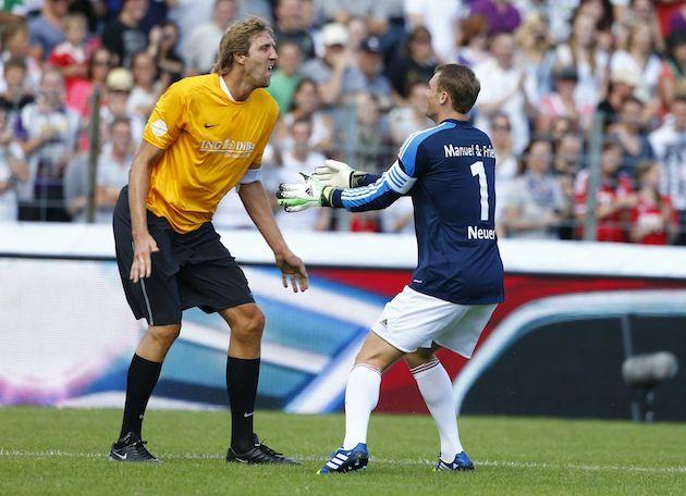 Nowitzki y Neuer en un partido benéfico.