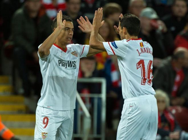 Ben Yedder y Navas se saludan en el Liverpool-Sevilla.