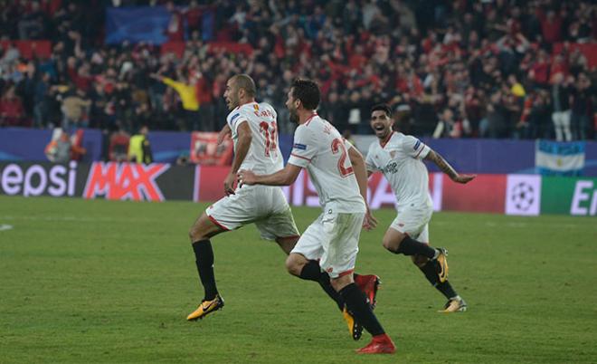 Franco Vázquez celebra con Pizarro el gol del empate (Foto: Kiko Hurtado).
