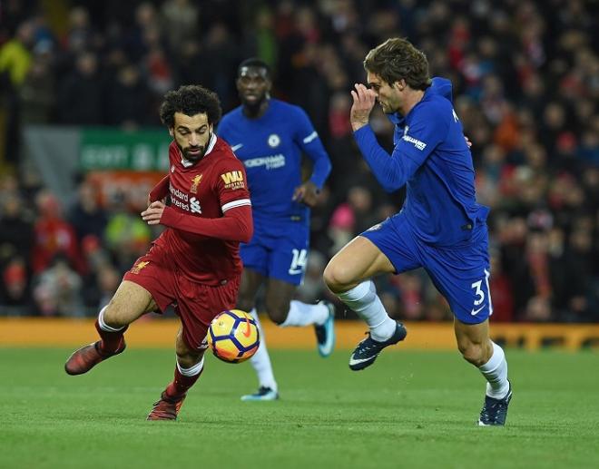 Salah, junto a Marcos Alonso, en el Liverpool-Chelsea.