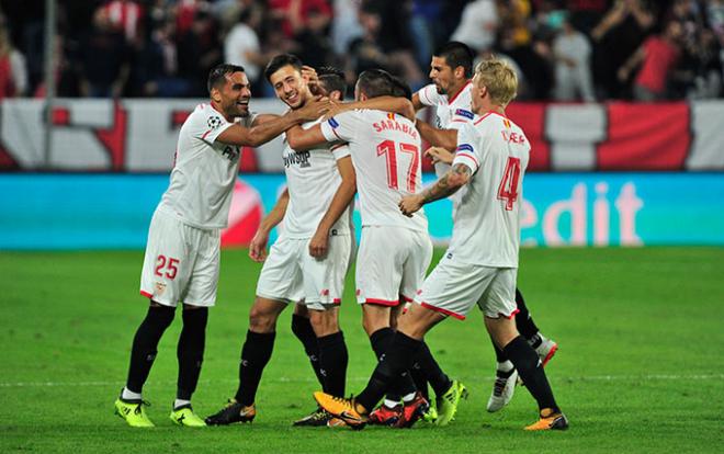 Lenglet celebra con sus compañeros el gol al Spartak (Foto: Kiko Hurtado).