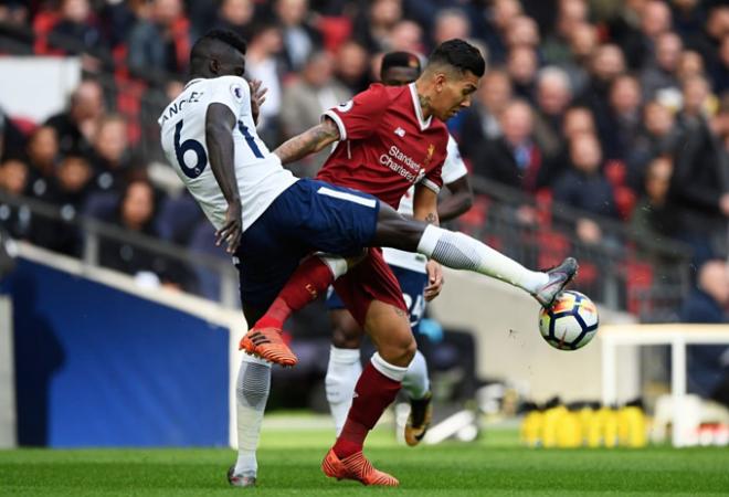 Sánchez intenta quitarle la pelota a Firmino.