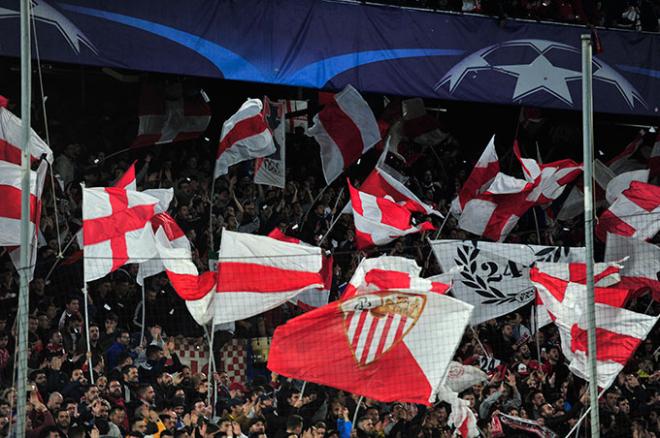 Aficionados del Sevilla ante el Manchester United (Foto: Kiko Hurtado).