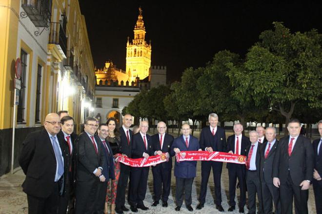 Representantes de Sevilla y Manchester United posan en el Alcázar.