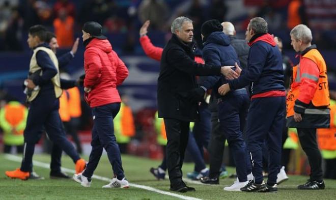 Mourinho, al término del partido felicitando a los sevillistas.