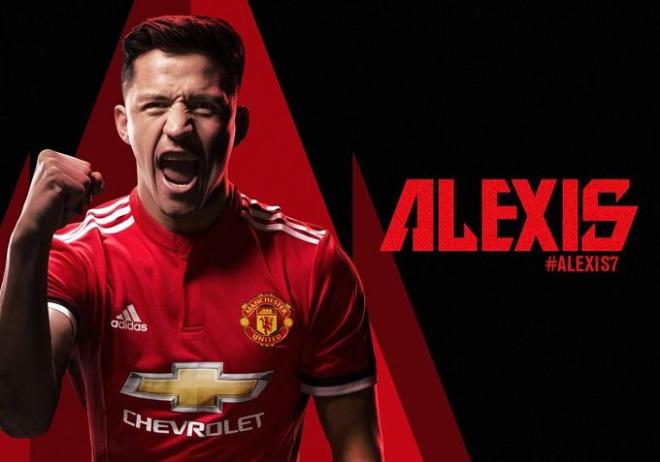 Alexis posa con la elástica del United.